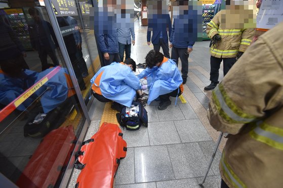 04. 19 다리낀 지체장애인 구하려···시민 30명 구호 맞춰 지하철 밀었다.jpg
